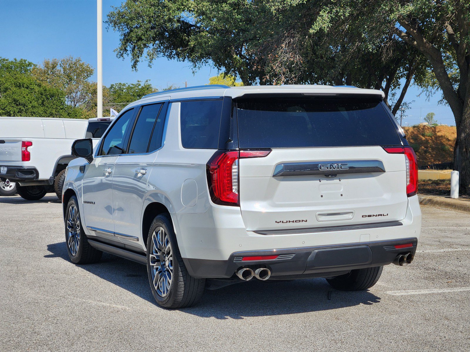 Used 2023 GMC Yukon Denali Ultimate AWD/4WD image 4