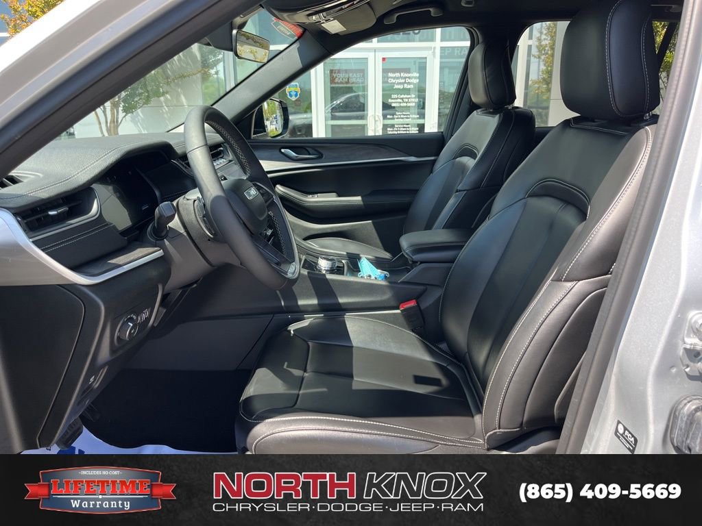 Used 2025 Jeep Grand Cherokee Limited AWD/4WD image 3