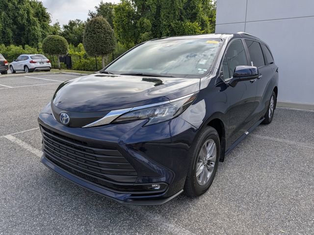 Used 2025 Toyota Sienna XLE FWD image 2
