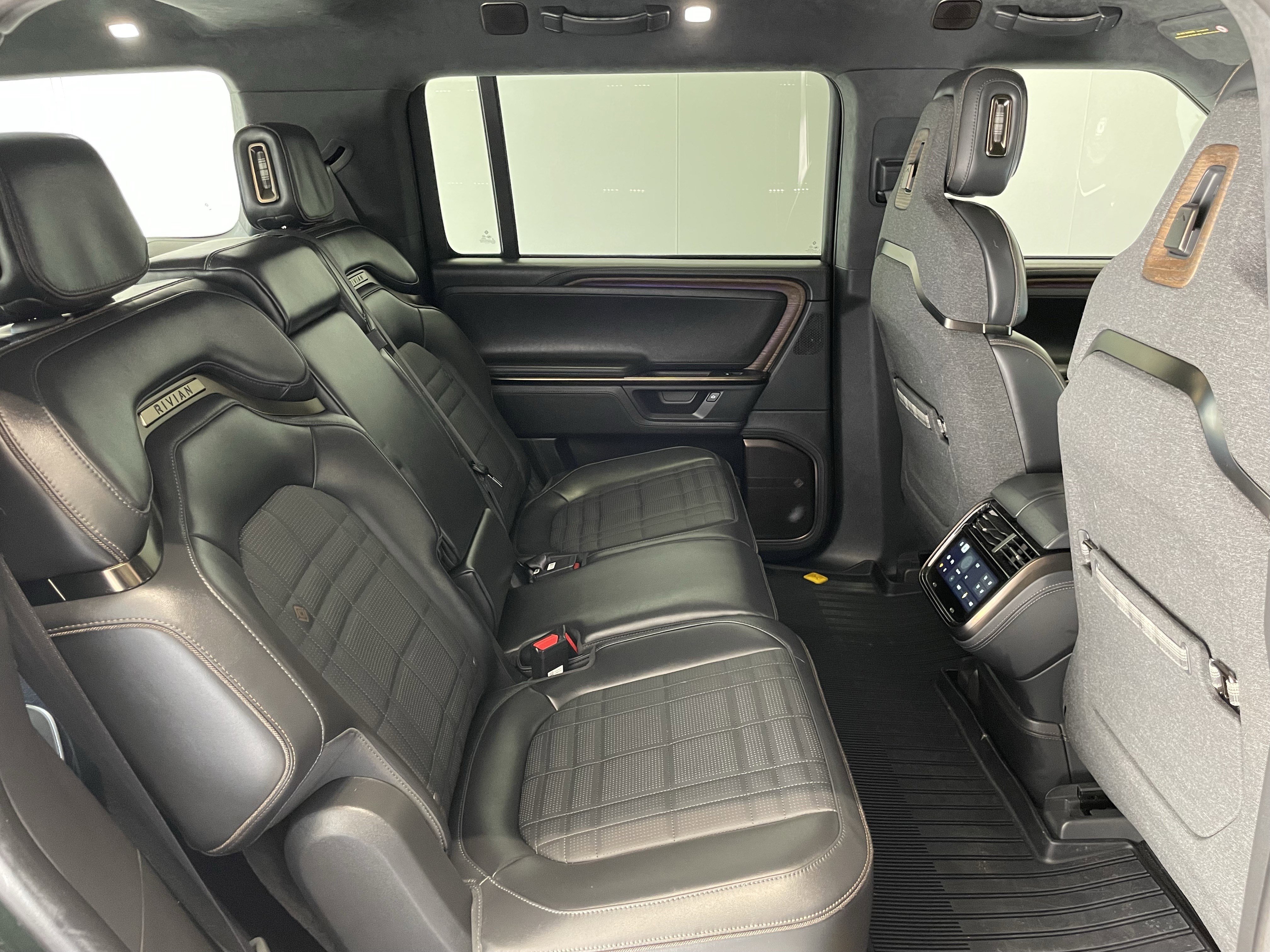 Used 2025 Rivian R1S Premium image 31