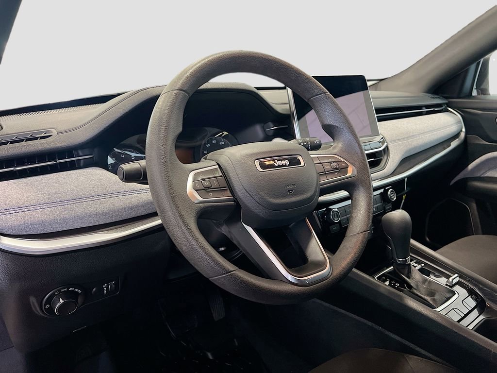 Used 2023 Jeep Compass Sport image 7