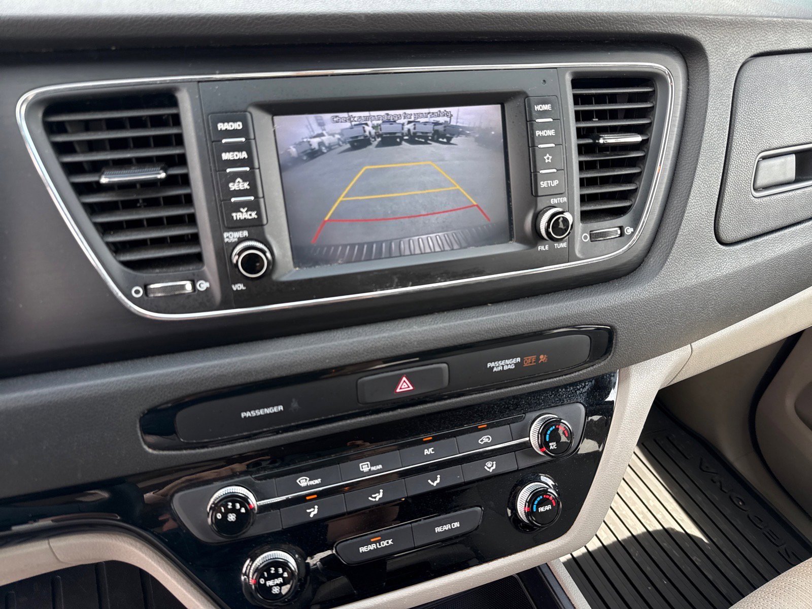 Used 2020 Kia Sedona LX image 18