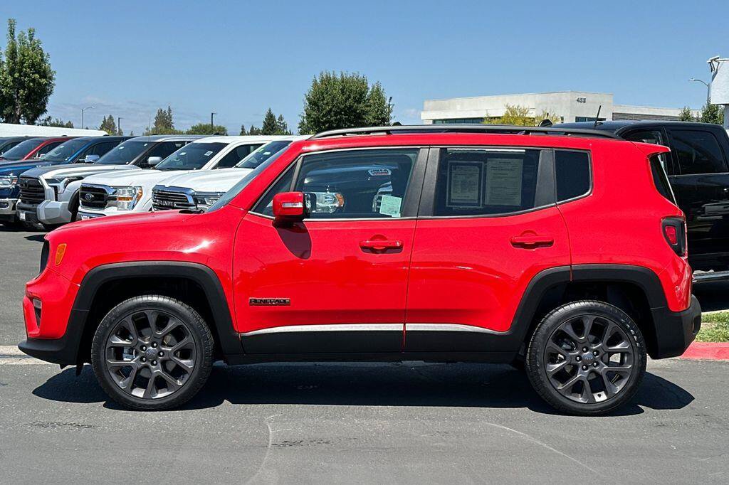 Used 2023 Jeep Renegade Latitude w/ Sun/Sound Group AWD/4WD image 7