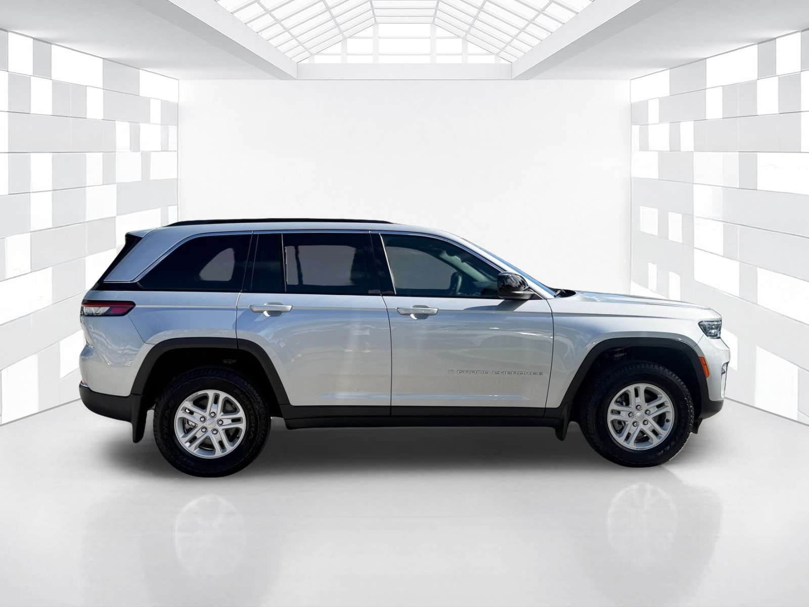 Used 2025 Jeep Grand Cherokee Laredo w/ MOPAR Finishing Package RWD image 8
