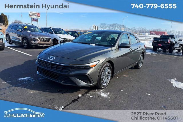 Used 2024 Hyundai Elantra SEL image 3