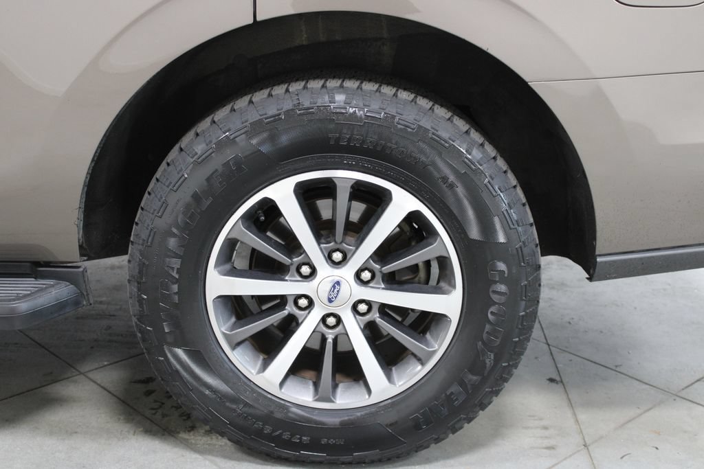 Used 2019 Ford Expedition XLT w/ Equipment Group 201A AWD/4WD image 18