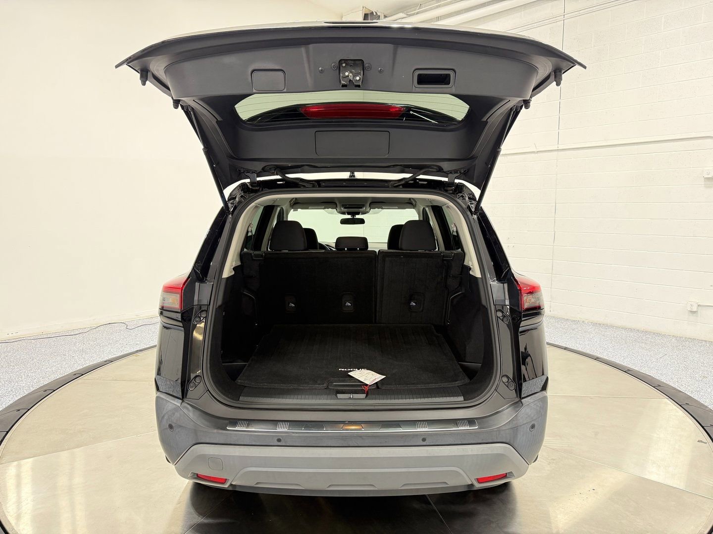 Used 2022 Nissan Rogue SV image 46