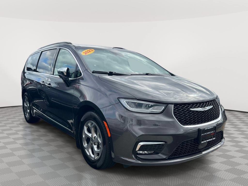 Used 2023 Chrysler Pacifica Limited FWD image 1