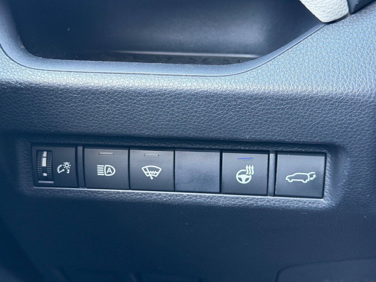 Used 2020 Toyota RAV4 XLE Premium FWD image 22