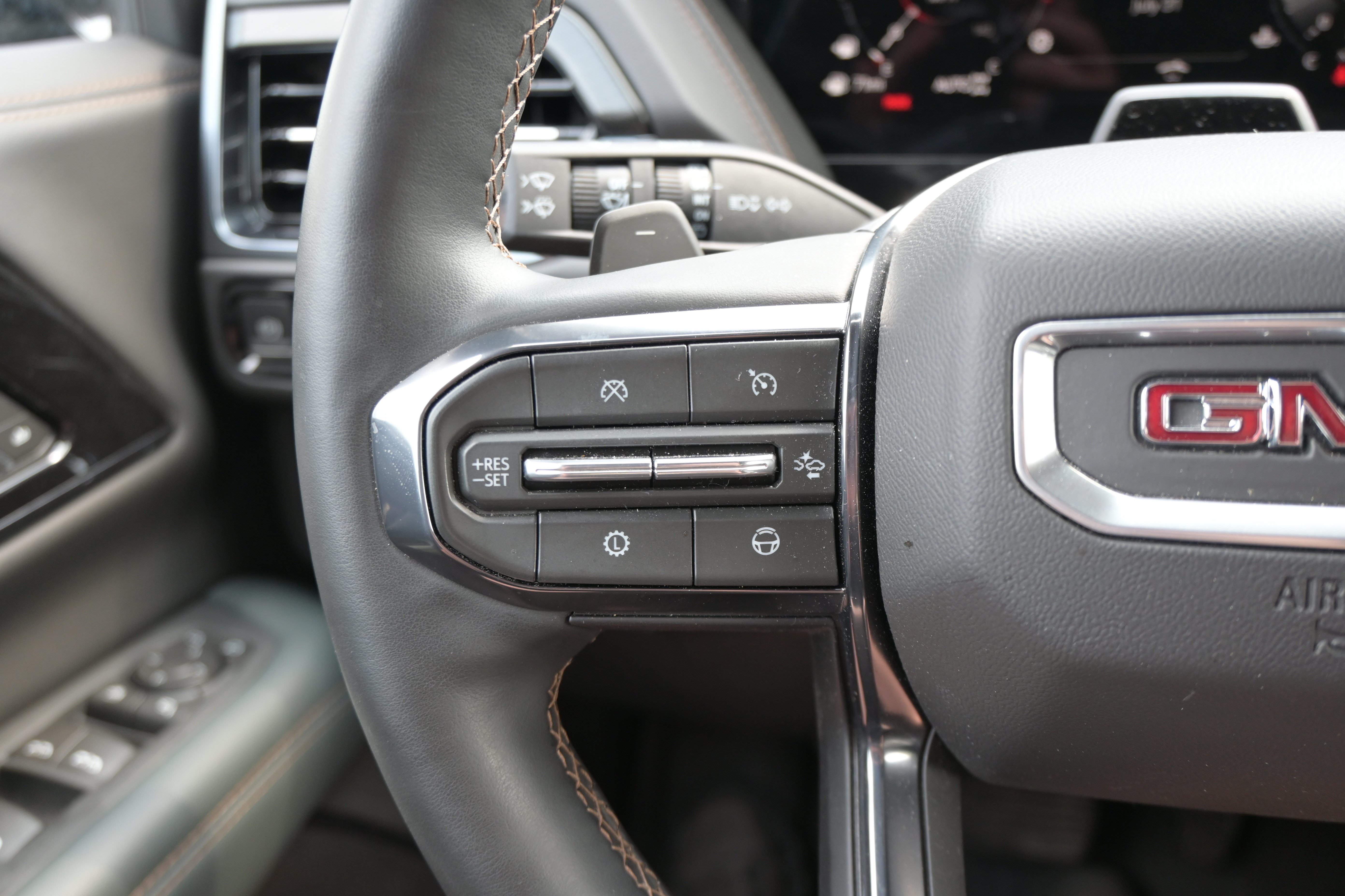 Used 2026 GMC Yukon AT4 w/ AT4 Premium Plus Package AWD/4WD image 18