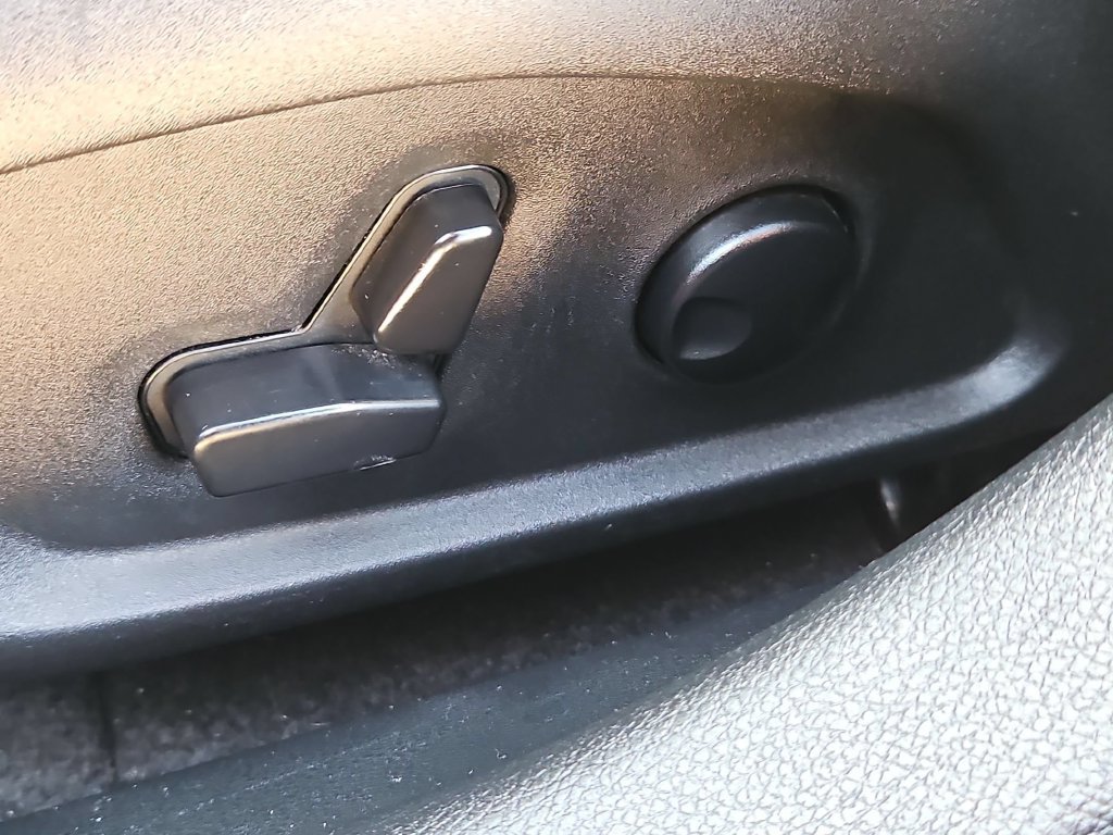 Used 2025 Jeep Compass Latitude w/ Sun & Sound Group AWD/4WD image 14