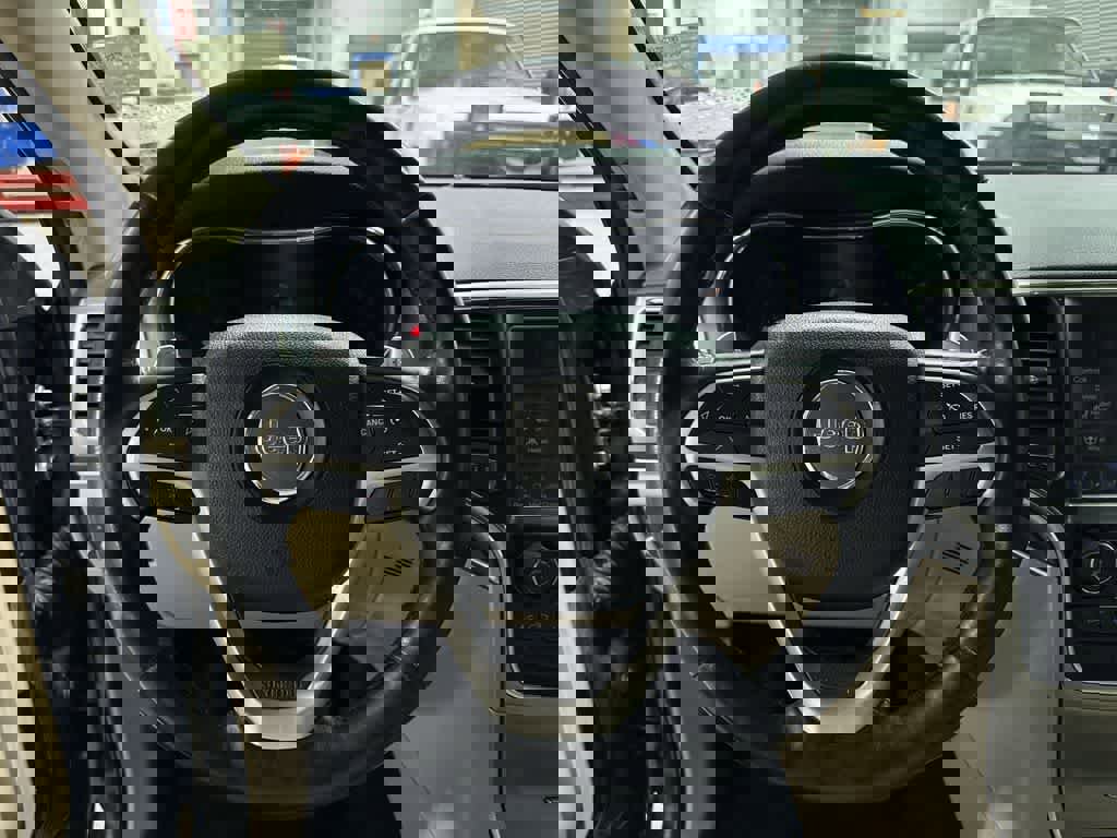 Used 2015 Jeep Grand Cherokee Limited image 18