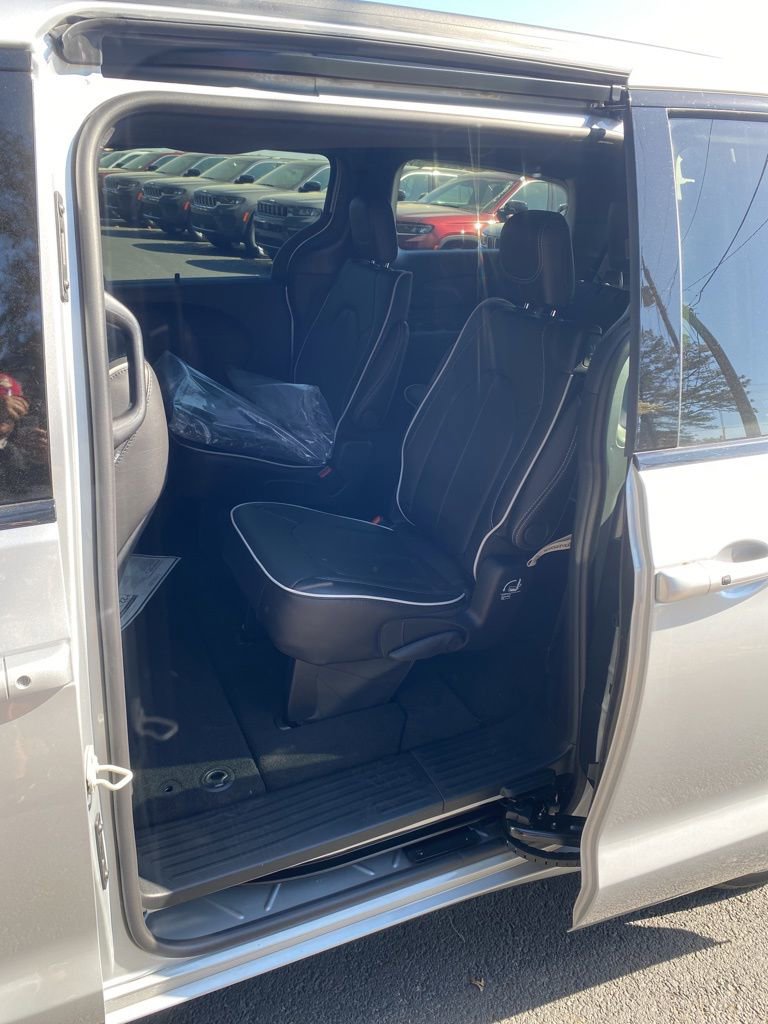 New 2026 Chrysler Pacifica Limited w/ S Appearance Package image 17