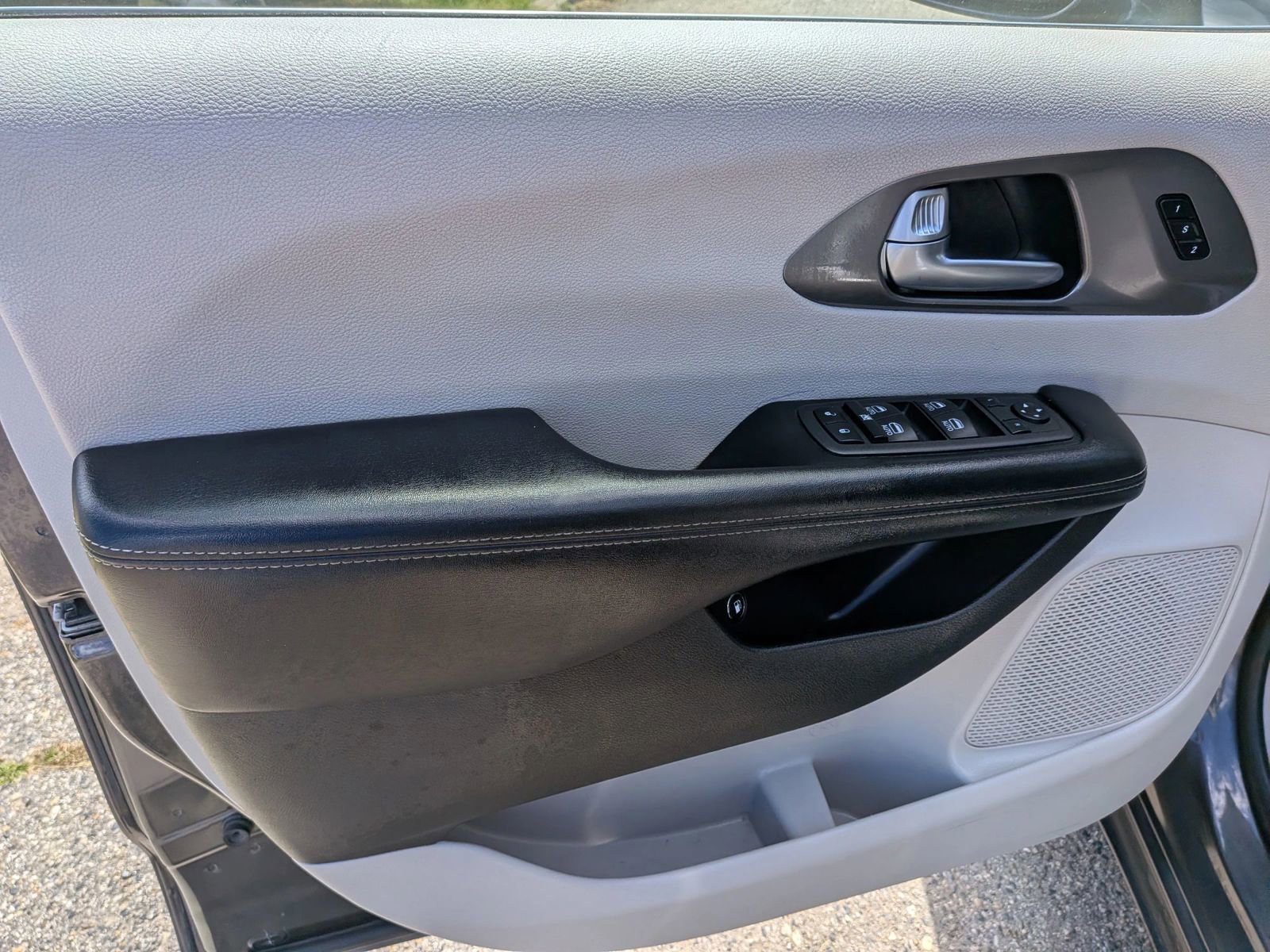 Used 2022 Chrysler Pacifica Touring-L w/ Uconnect Theater Family Group FWD image 28