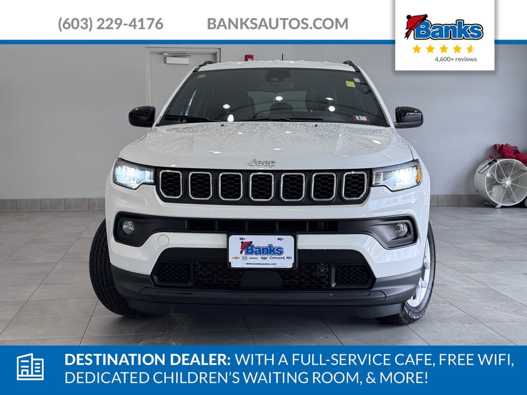 Used 2024 Jeep Compass Latitude image 3
