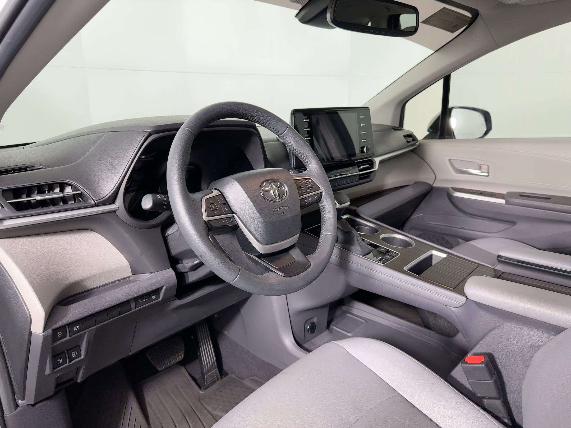 Used 2024 Toyota Sienna XLE image 3