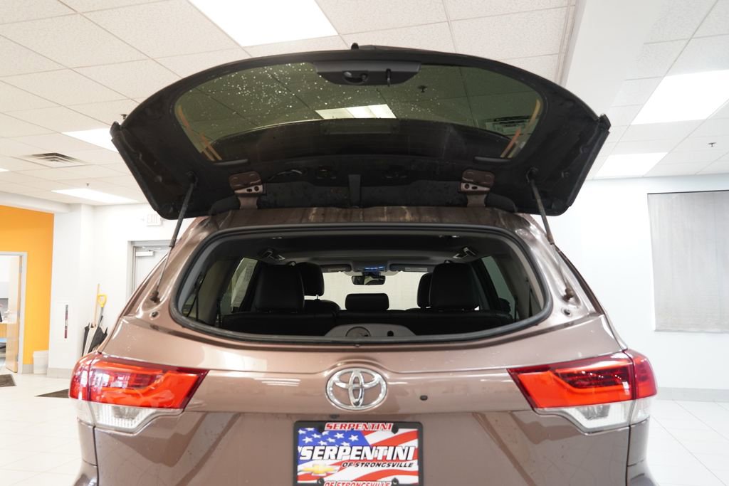 Used 2017 Toyota Highlander XLE AWD/4WD image 10