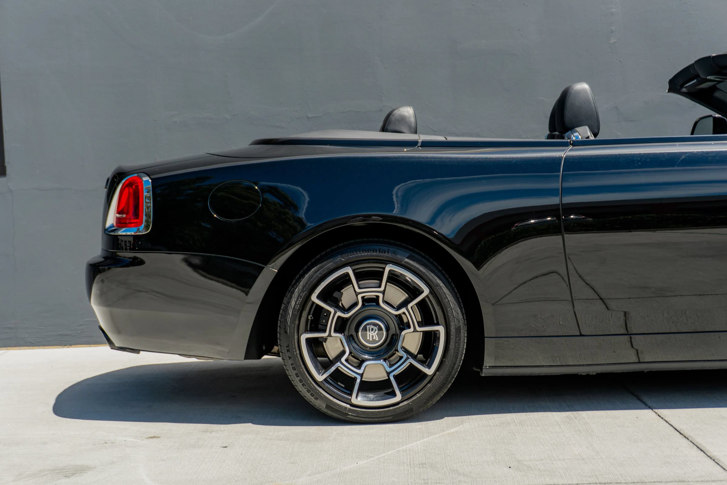 Used 2018 Rolls-Royce Dawn RWD image 34
