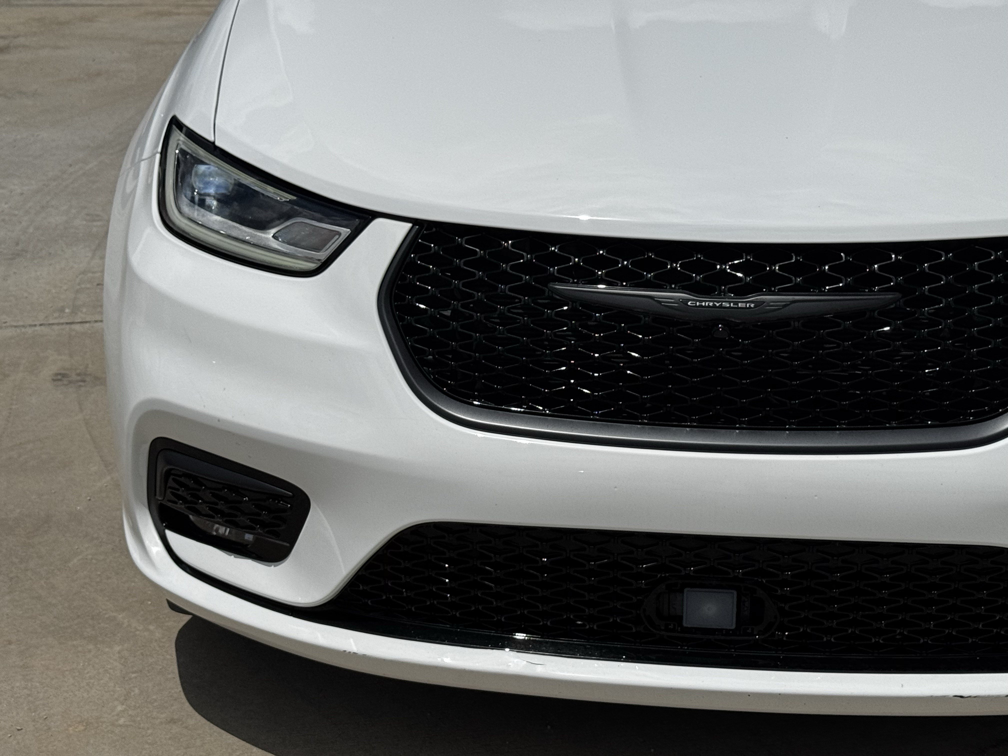 Used 2025 Chrysler Pacifica Limited FWD image 6