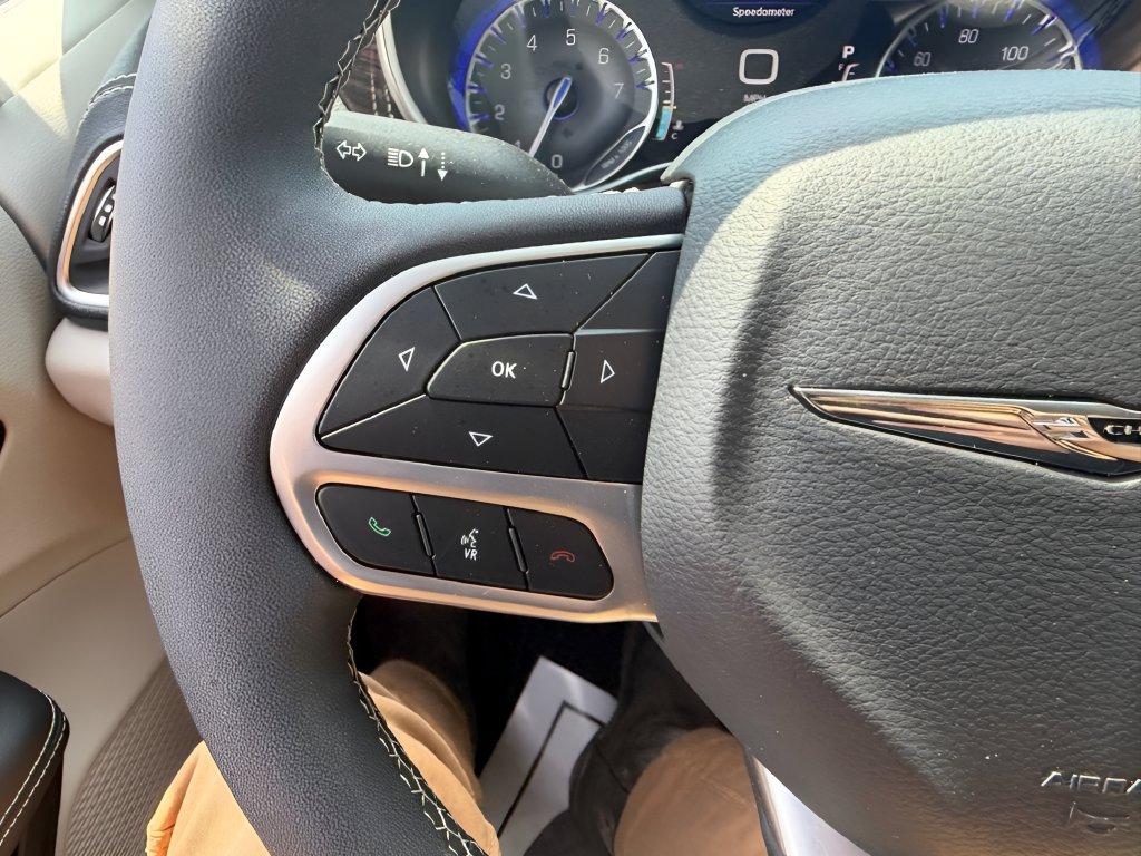 Used 2024 Chrysler Pacifica Limited FWD image 22