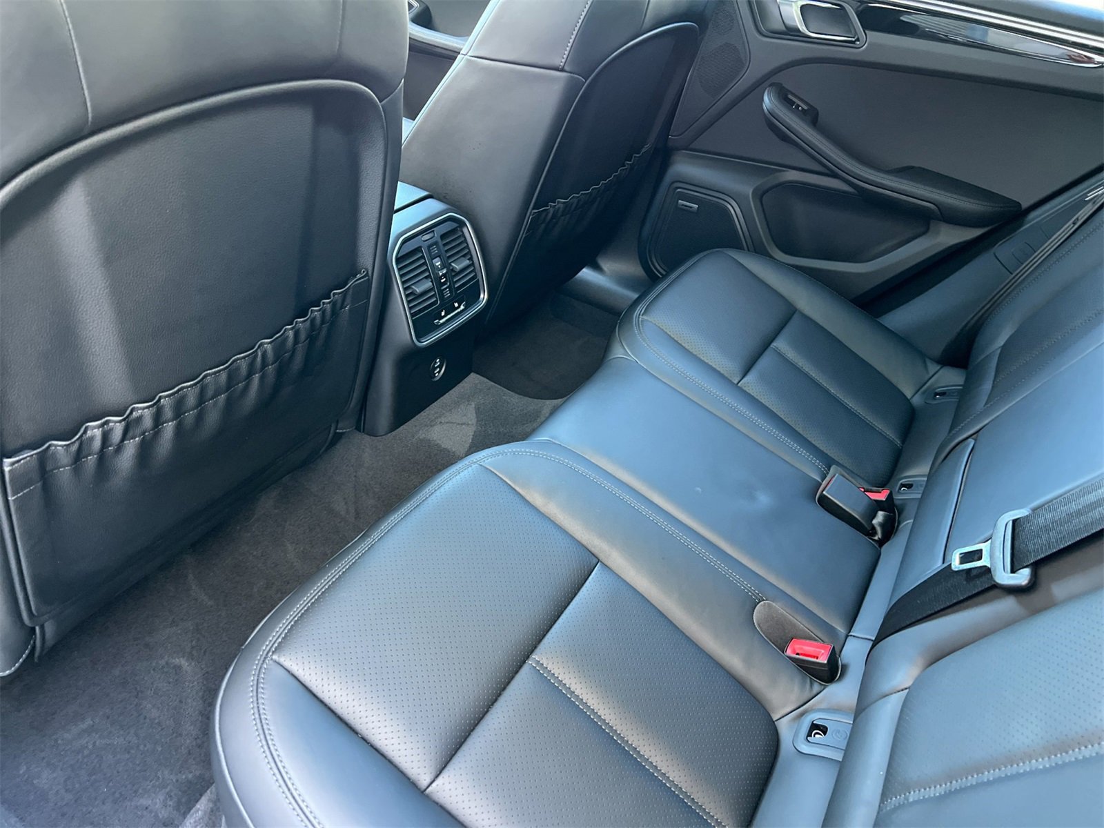 Used 2025 Porsche Macan image 14