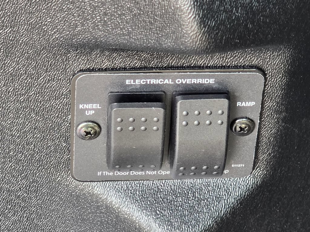 Used 2026 Toyota Sienna LE FWD image 2