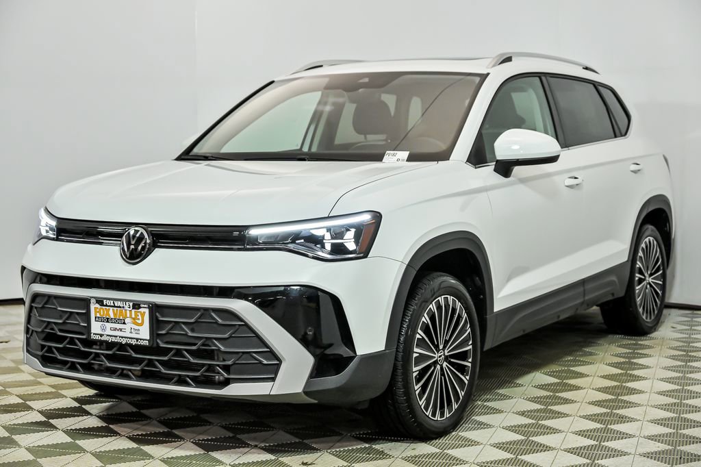 Used 2025 Volkswagen Taos SE w/ Panoramic Sunroof Package FWD image 4