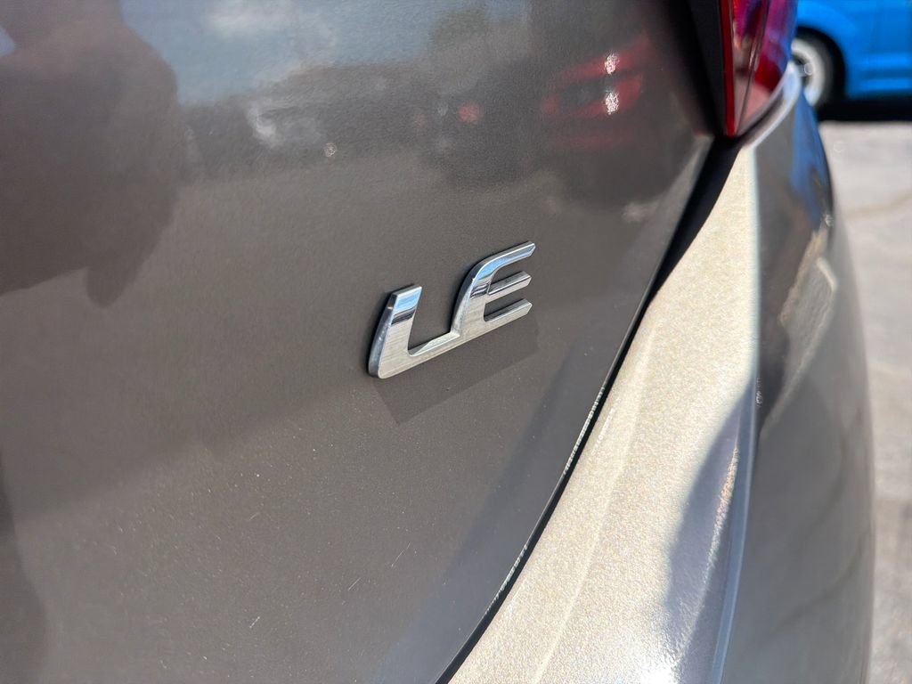 Used 2018 Toyota Corolla LE FWD image 15