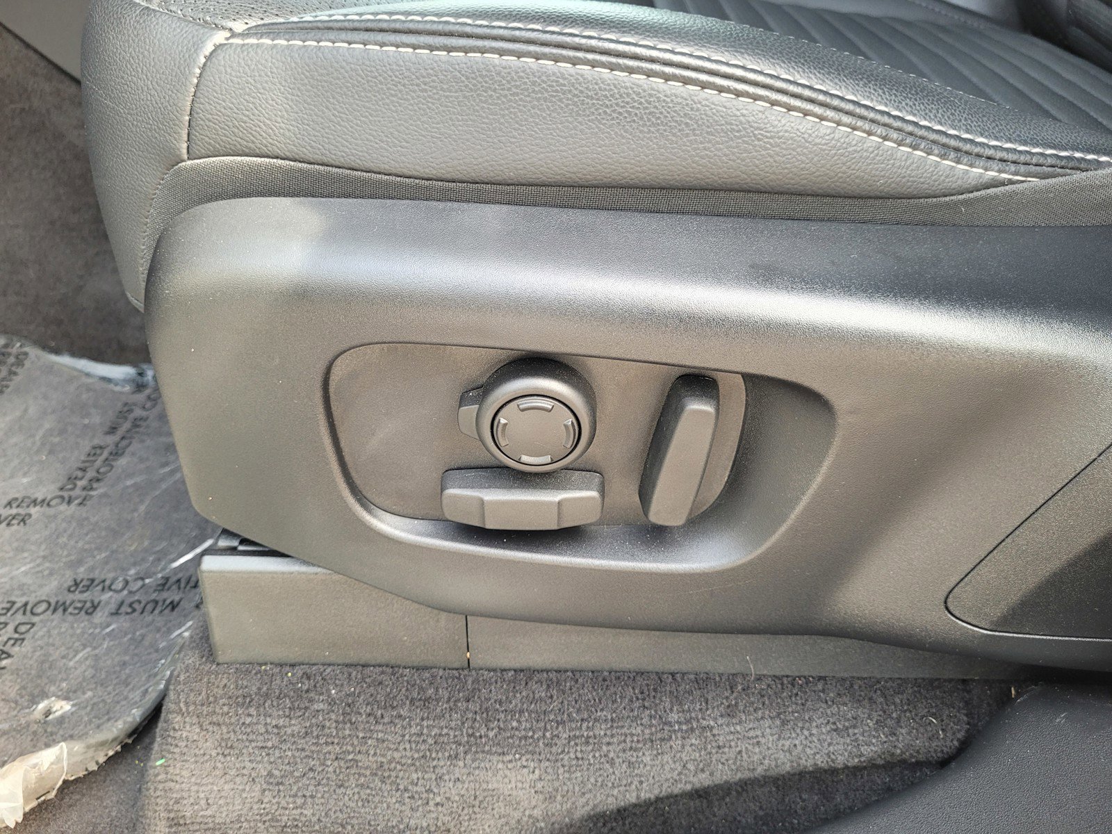 Used 2024 Land Rover Discovery S image 11