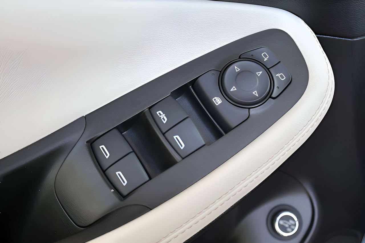 Used 2025 Buick Encore GX Avenir w/ Avenir Technology Package FWD image 9