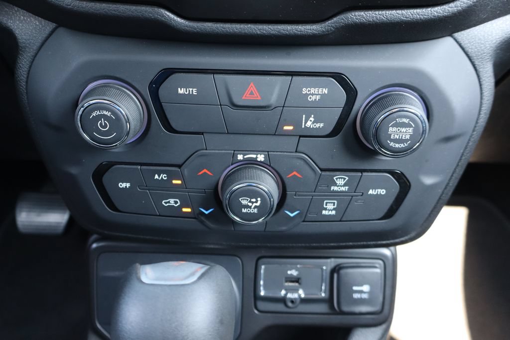 Used 2021 Jeep Renegade Latitude AWD/4WD image 13