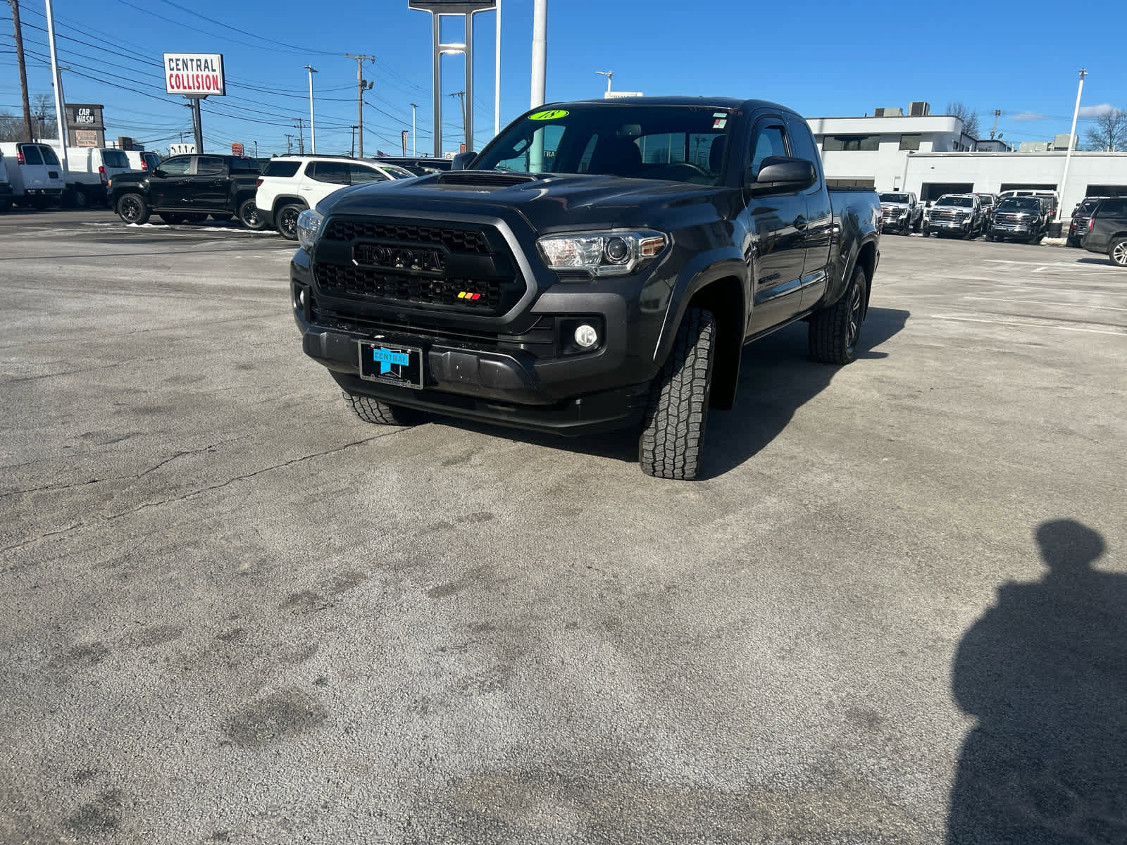Used 2018 Toyota Tacoma TRD Sport image 3