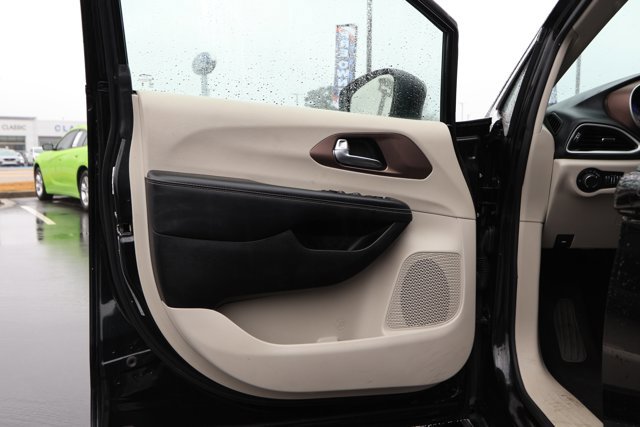 Used 2023 Chrysler Voyager LX image 21