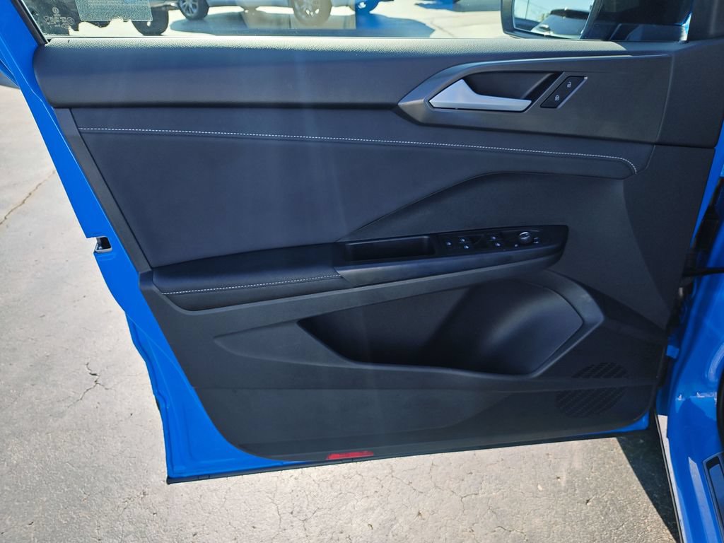 Used 2025 Volkswagen Taos SE FWD image 12