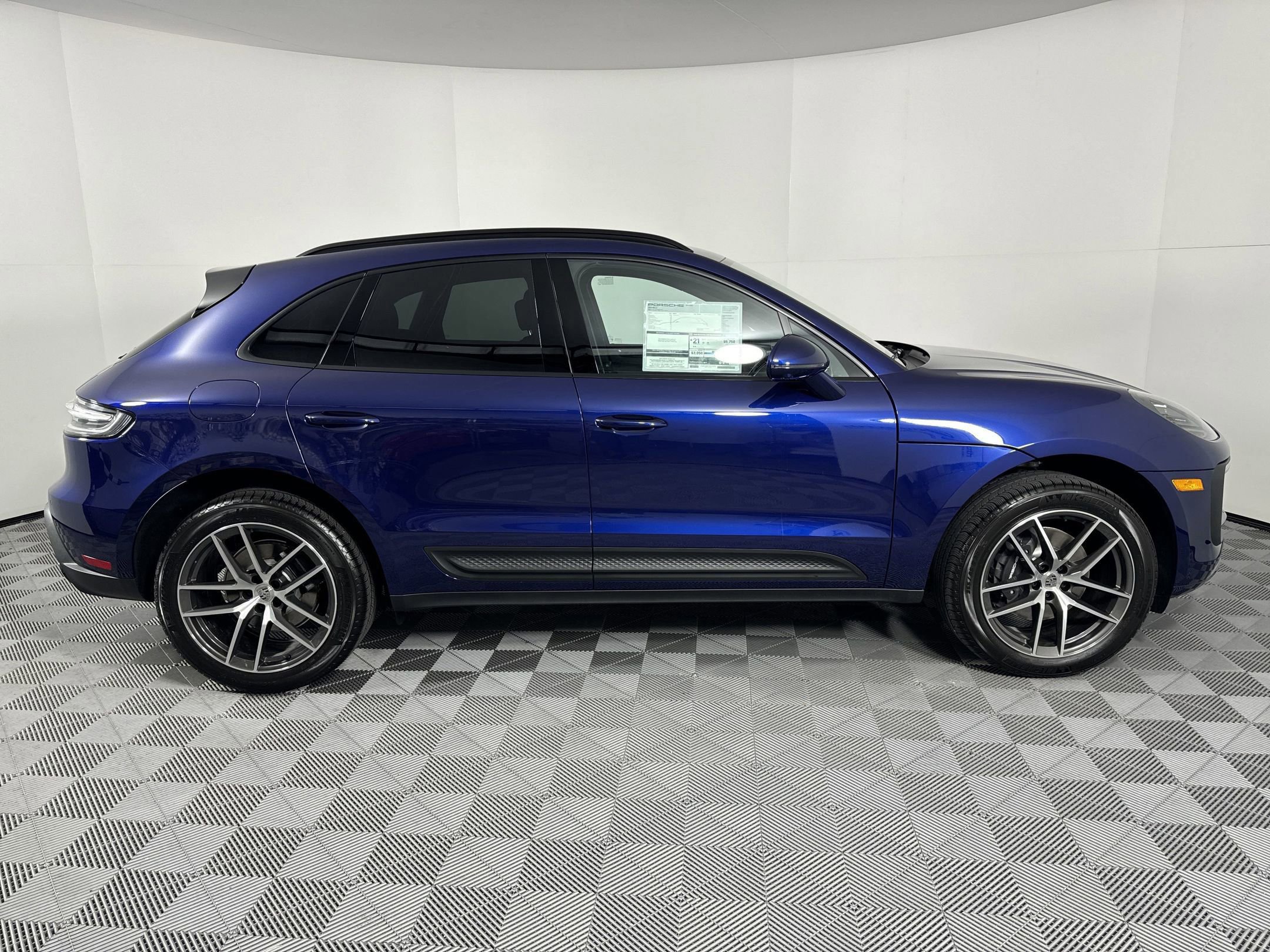 Certified 2025 Porsche Macan image 8