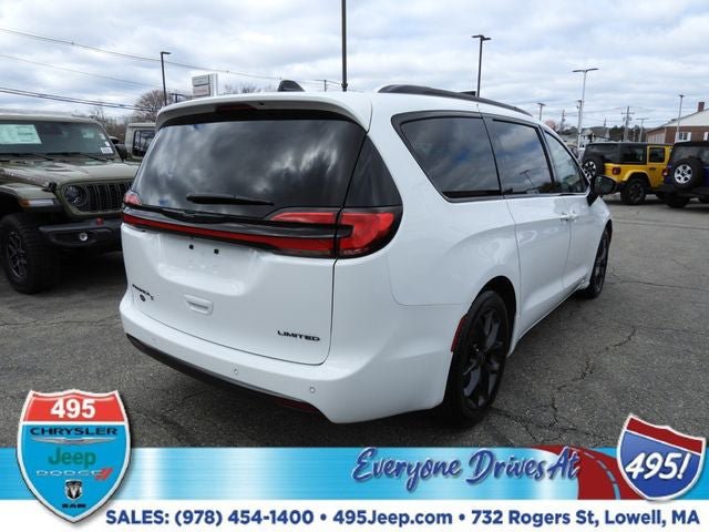 Used 2025 Chrysler Pacifica Limited FWD image 5