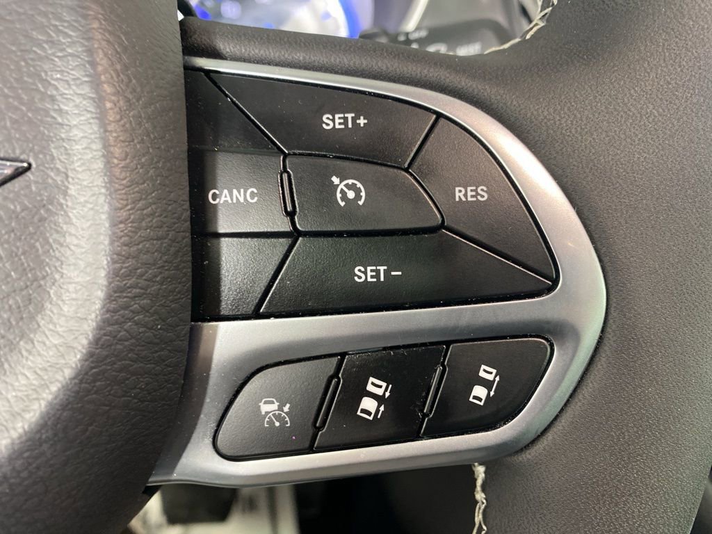 Used 2026 Chrysler Pacifica Select image 8