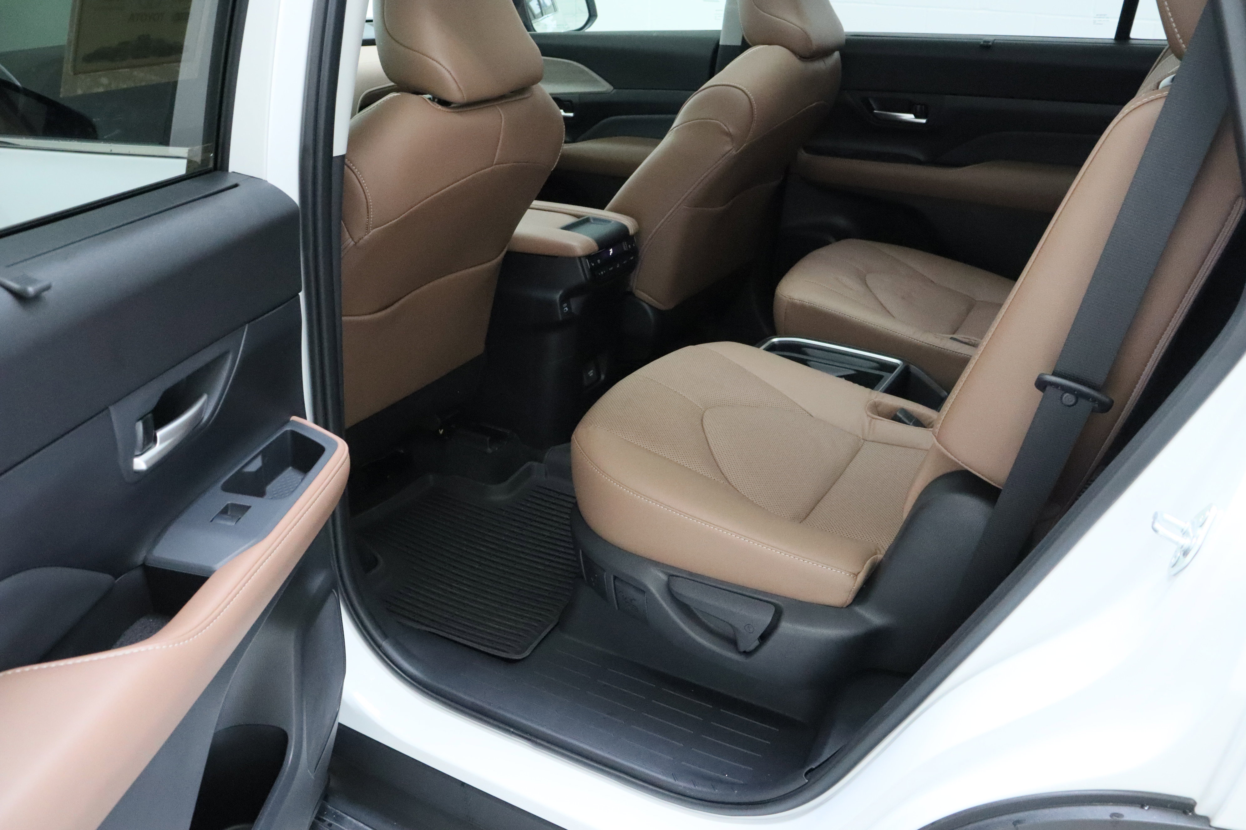 Certified 2026 Toyota Grand Highlander Platinum image 32