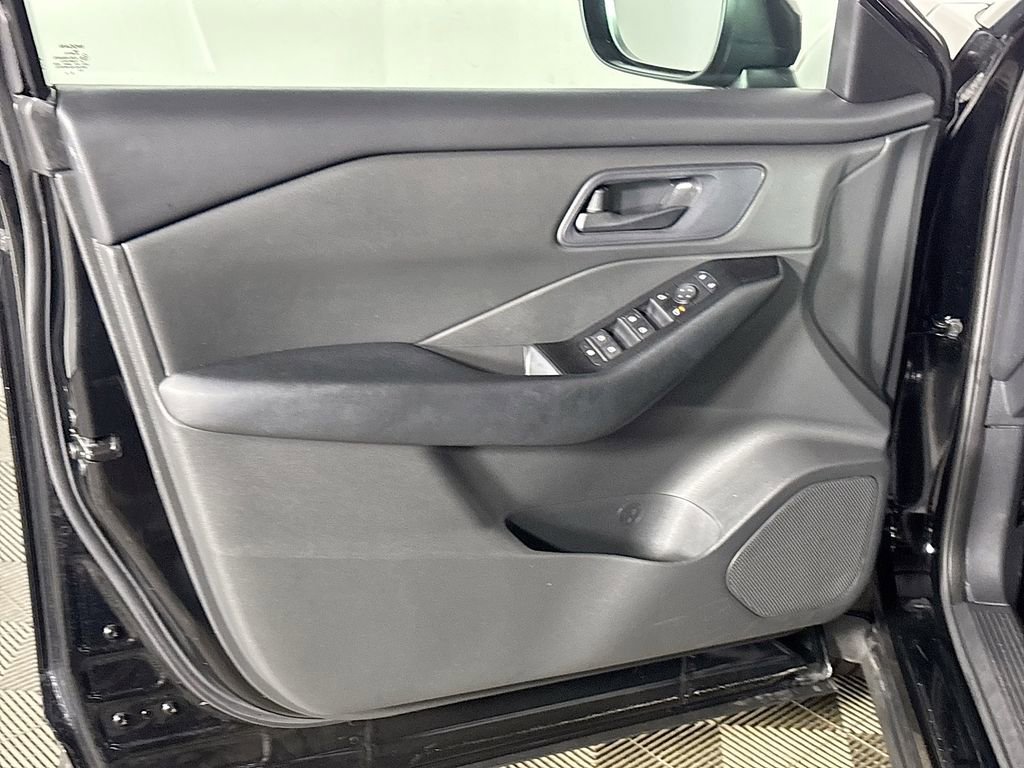 Used 2024 Nissan Rogue S image 10