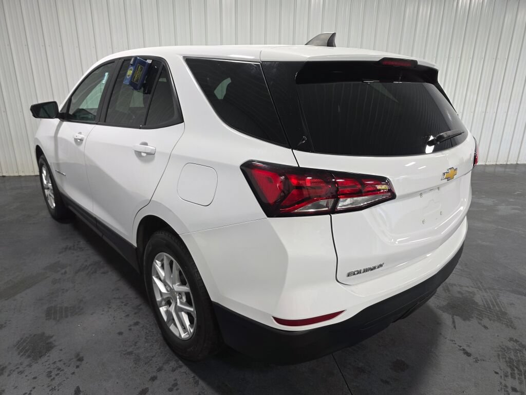 Used 2023 Chevrolet Equinox LS w/ LS Convenience Package FWD image 3