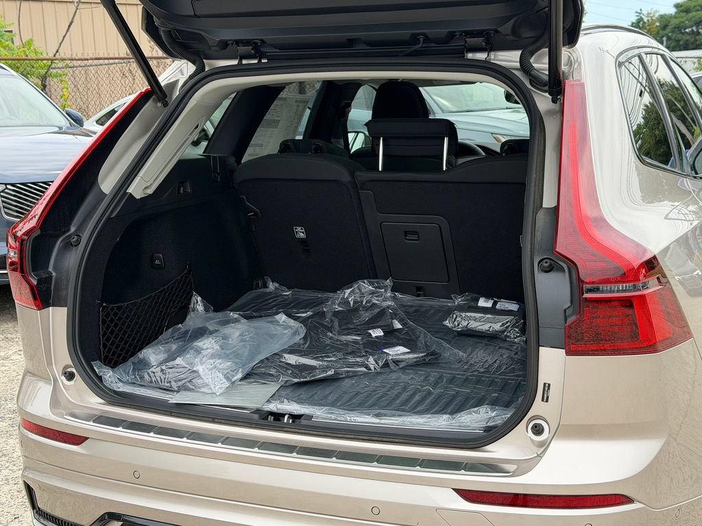 New 2026 Volvo XC60 T8 Plus w/ Protection Package Premier AWD/4WD image 12