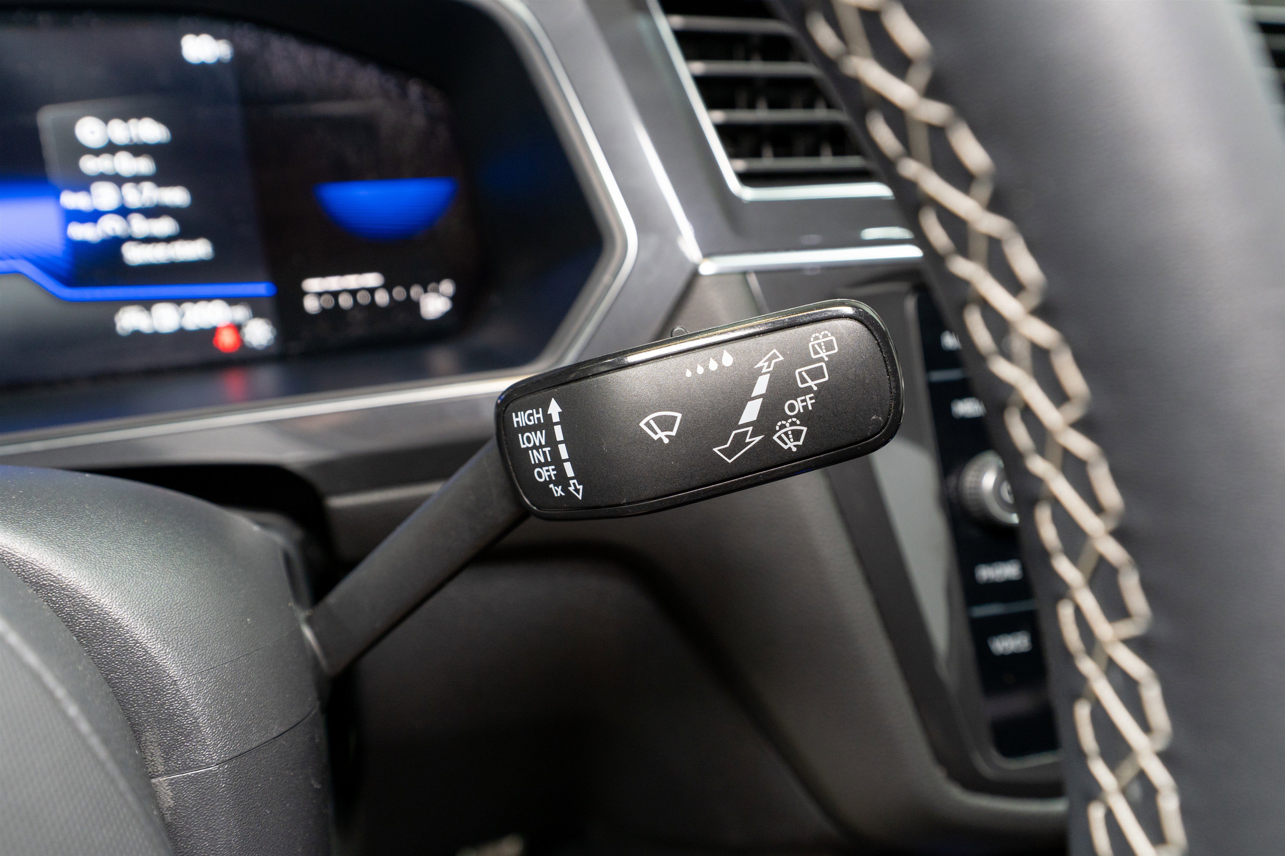 Used 2023 Volkswagen Tiguan SE R-Line image 26