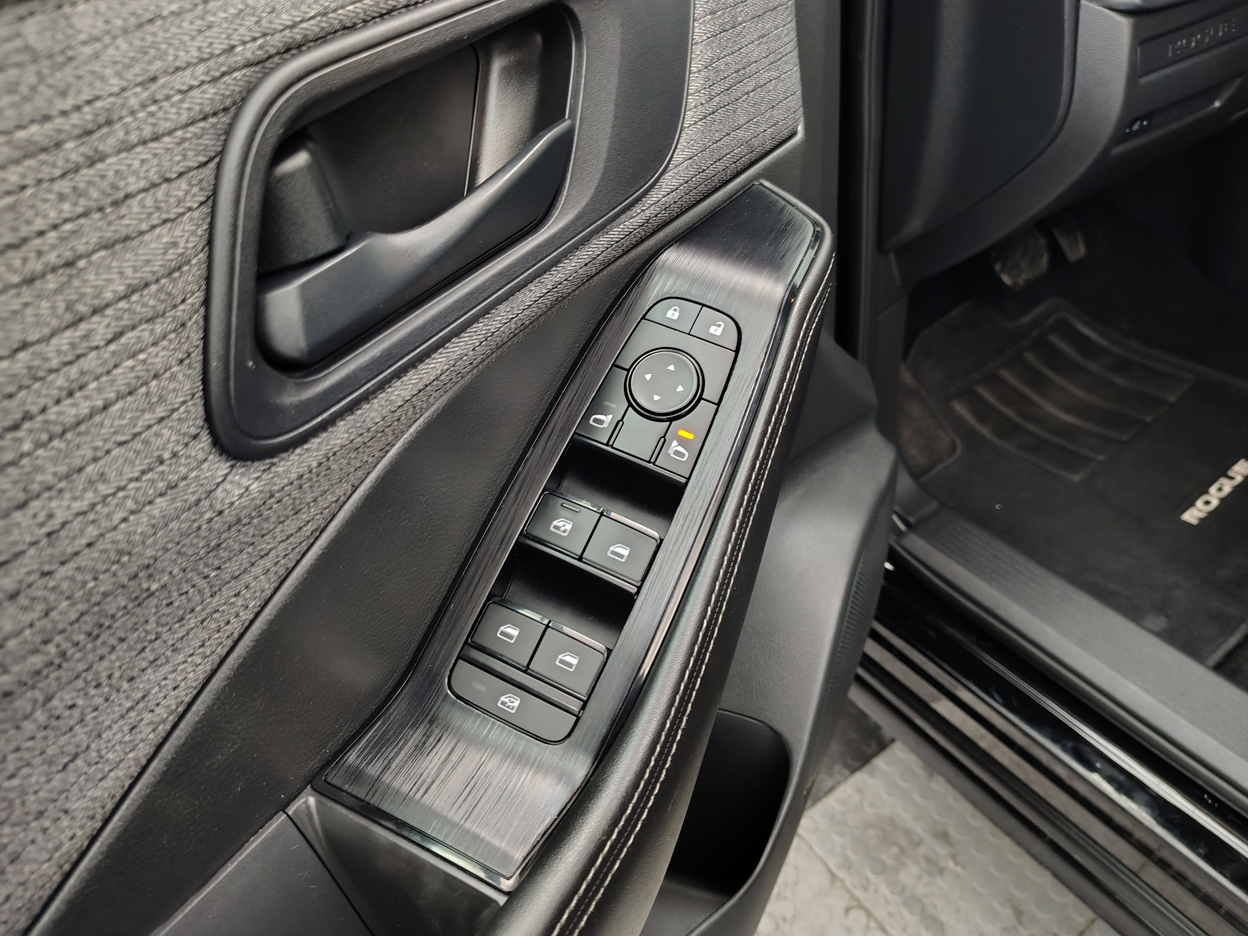 Used 2022 Nissan Rogue S image 18