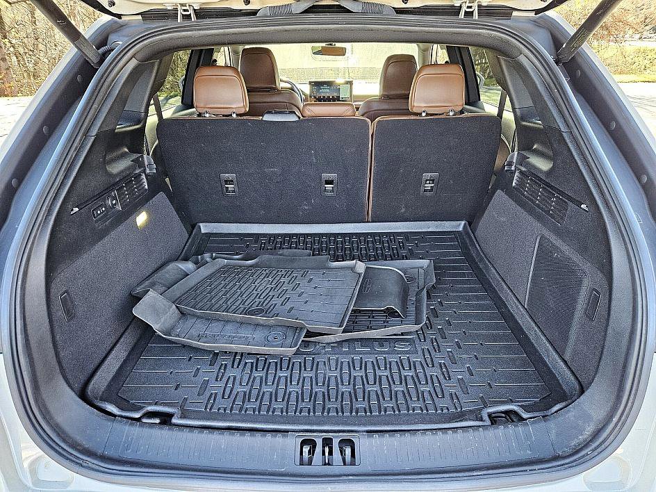 Used 2023 Lincoln Nautilus Reserve w/ Equipment Group 201A image 13