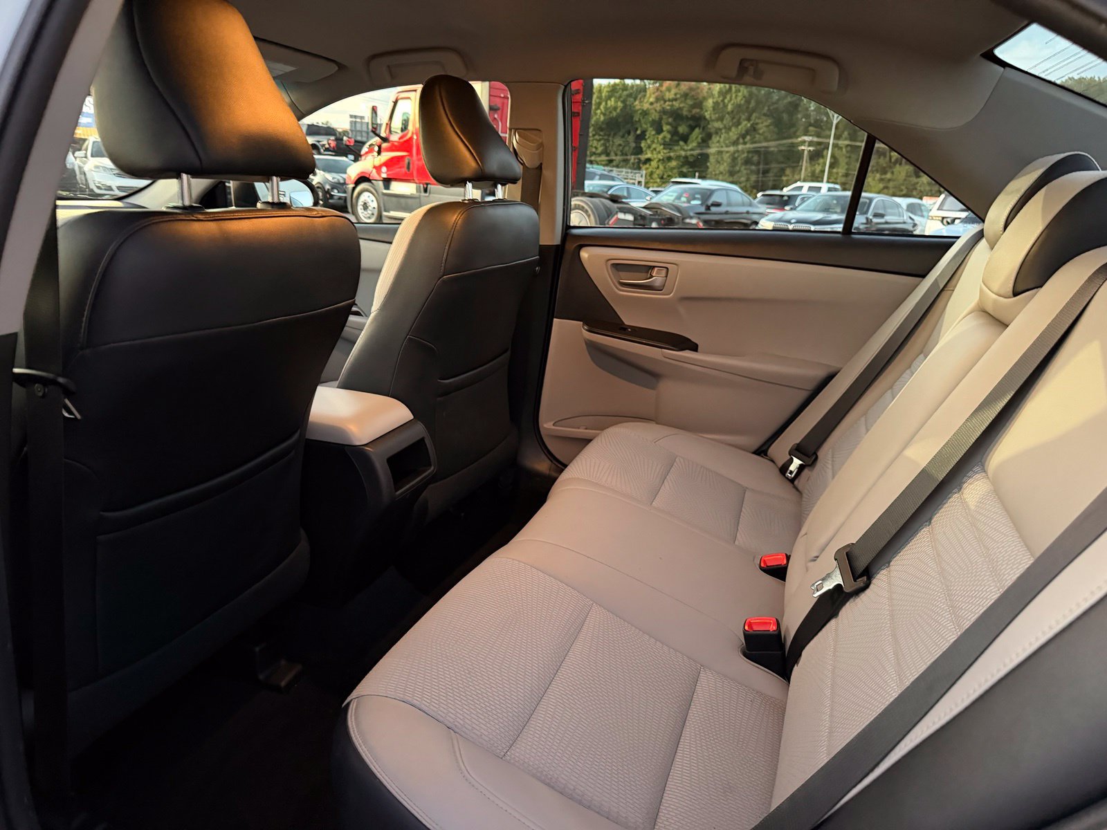 Used 2016 Toyota Camry SE FWD image 18