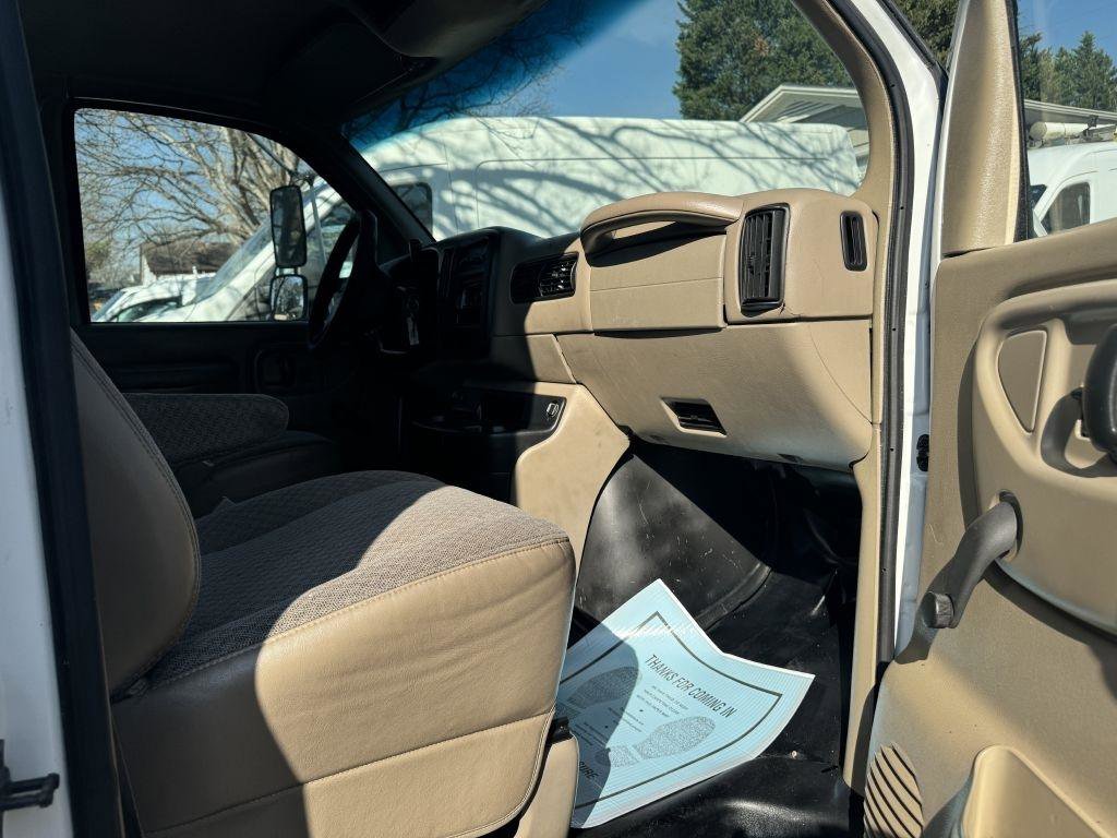 Used 2002 GMC Savana 3500 RWD image 8