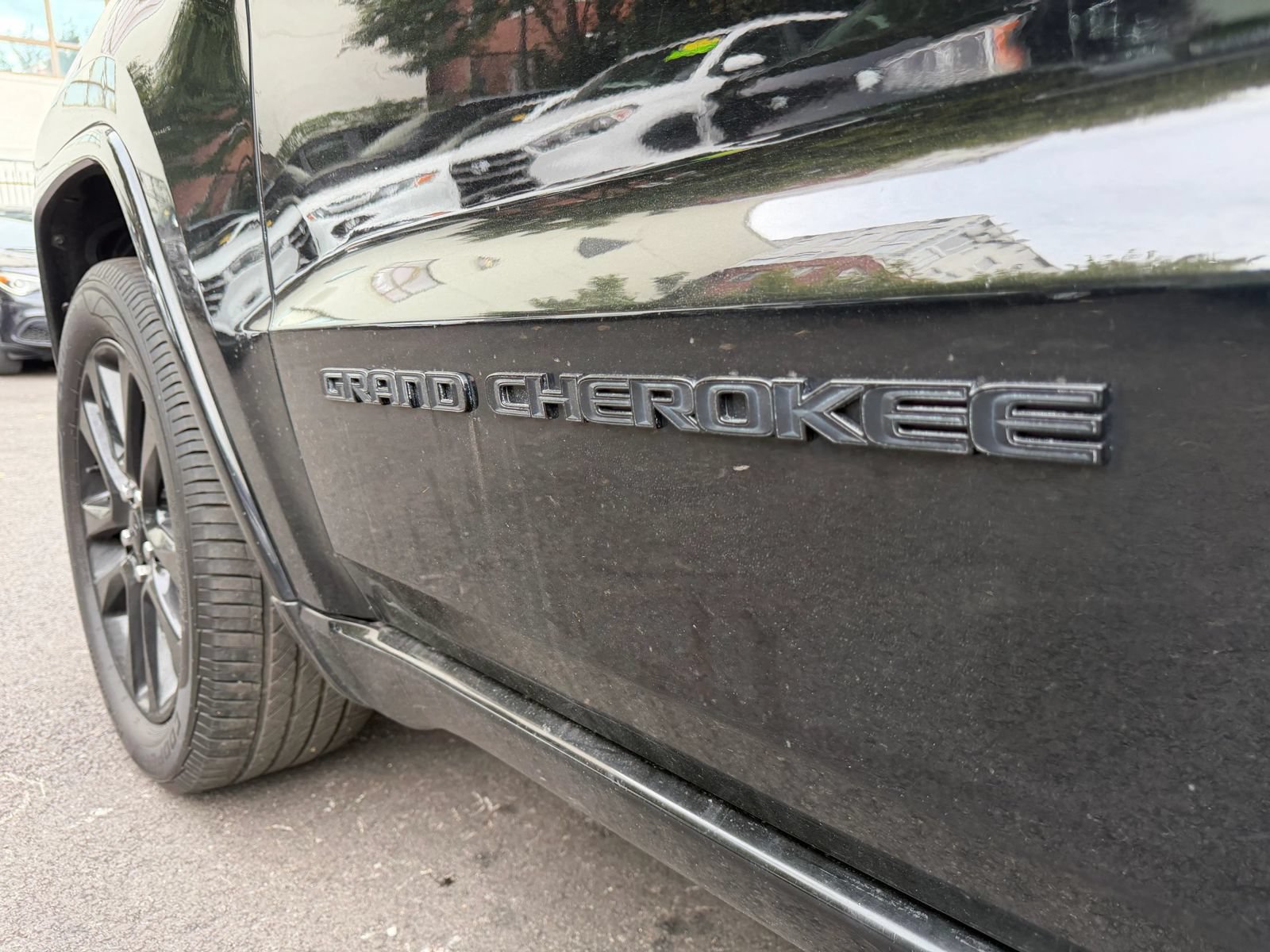Used 2019 Jeep Grand Cherokee Altitude AWD/4WD image 9