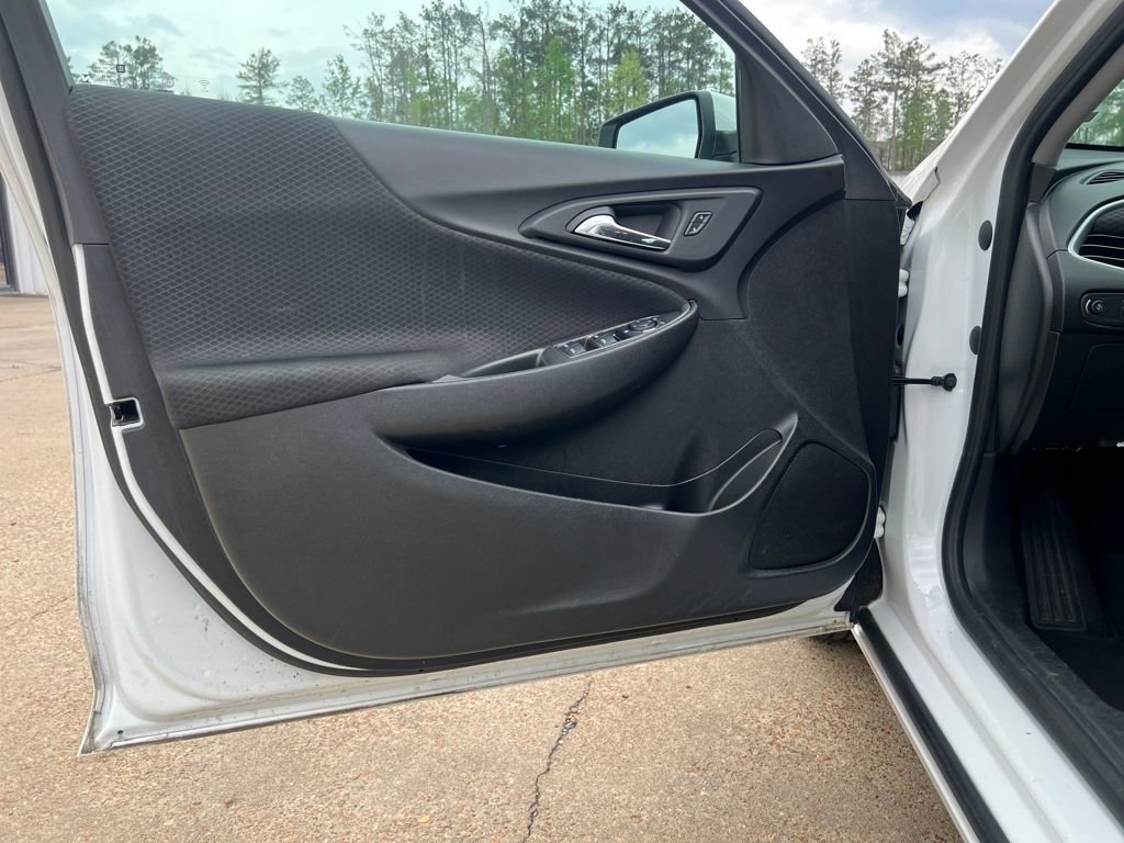 Used 2024 Chevrolet Malibu LT image 3