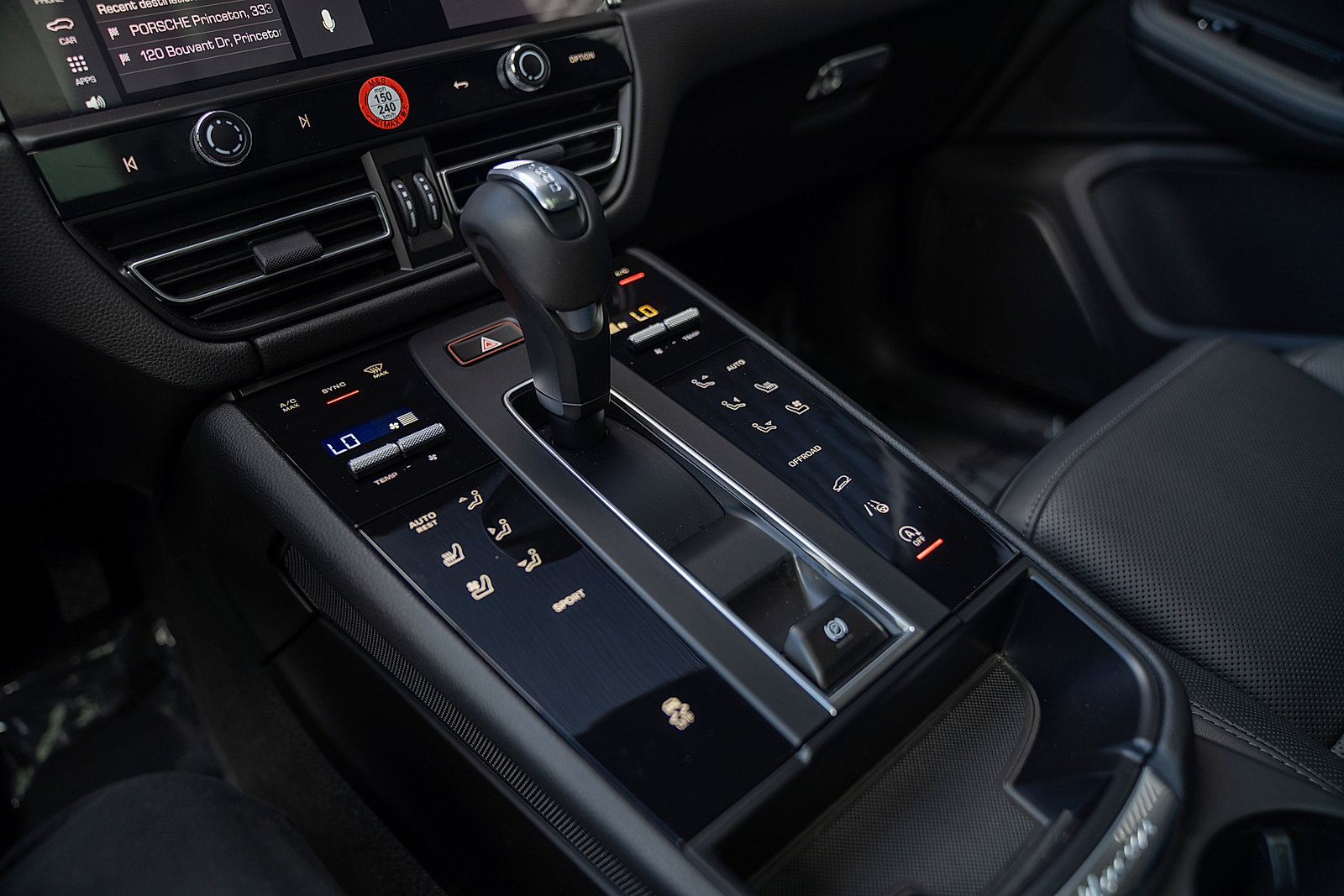 Certified 2025 Porsche Macan AWD/4WD image 14
