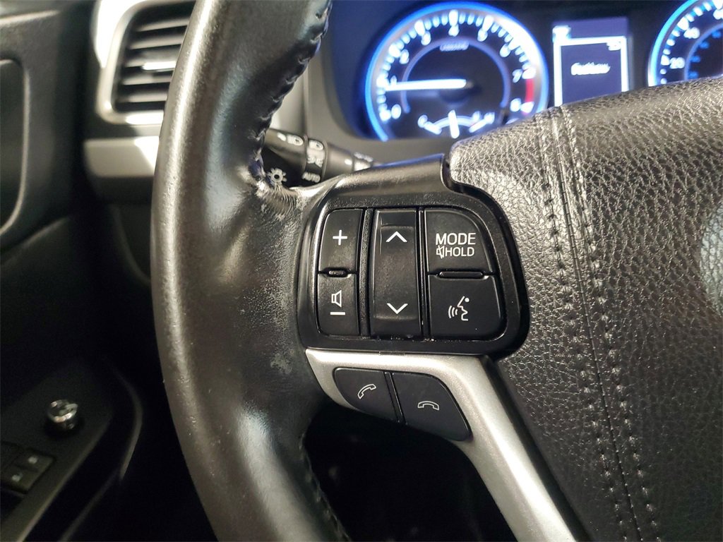 Used 2019 Toyota Highlander XLE image 23
